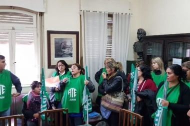 Docentes y auxiliares de educación reclamaron por sus salarios