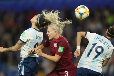 Argentina perdió ante Inglaterra y buscará su clasificación ante Escocia