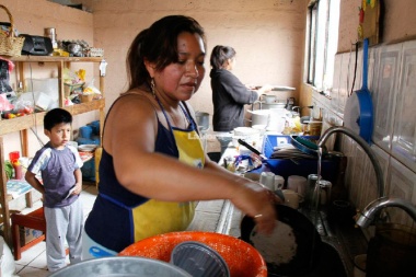 Limpiar, cocinar y  cuidar: el trabajo no  pagado que hace sufrir  a las mujeres
