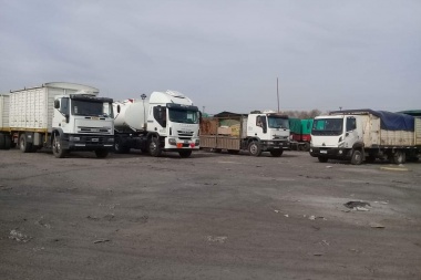 Denuncian que una funcionaria y candidata de Petrecca regala electrodomésticos