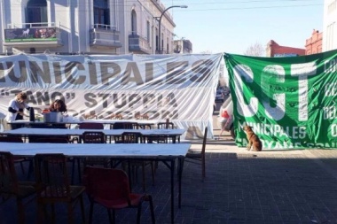 Municipales llevan una semana de acampe a la espera de respuestas de Galli