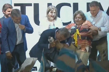 Macri le respondió a Kicillof, besó los pies a una mujer y agitó el pañuelo celeste