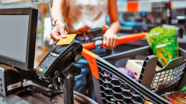 Comida en cuotas: la mitad de los argentinos usa la tarjeta para comprar alimentos
