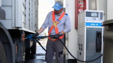 El Gobierno dispuso un aumento al Impuesto a los Combustibles de $ 15,5 para la nafta sin plomo, y de $ 12,6 para el gasoil