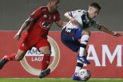 Vélez ganó un duro partido en Chile y mantiene la ilusión