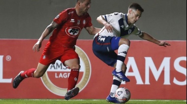 Vélez ganó un duro partido en Chile y mantiene la ilusión