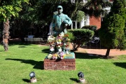 Ferro homenajeó a Griguol con ofrendas florales en su estatua de la sede social