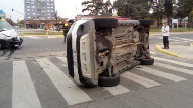 Violento choque entre ambulancia y auto en el centro de Junín