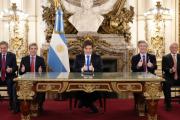 El Gobierno modificó el presupuesto vigente con más recursos para el pago de salarios y deuda