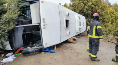 Volcó un micro con 44 turistas en la ruta a Villa Traful: 20 heridos, 5 de gravedad