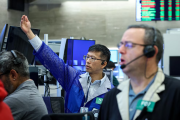 El riesgo país se derrumbó casi 400 puntos y cerró en 708