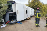 Volcó un micro con 44 turistas en la ruta a Villa Traful: 20 heridos, 5 de gravedad