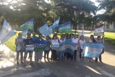 Docentes y auxiliares se movilizan por descuentos salariales
