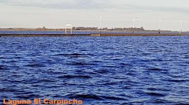 Llega el agua y los improvisados se suben a los botes