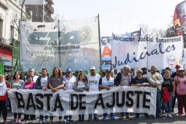 Estatales y judiciales bonaerenses cumplen un paro nacional con movilización
