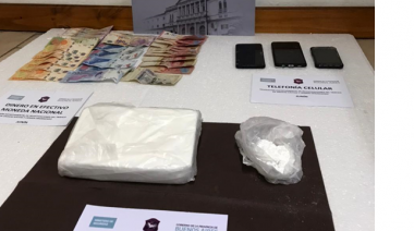 Dos personas detenidas trasportando más de un kilo de cocaína