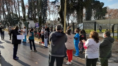 En asamblea permanente, los trabajadores del HIGA reclaman por sus salarios