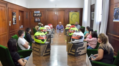 El intendente Zurro hizo una nueva entrega de cascos