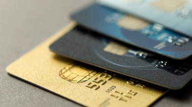 Las tarjetas de crédito mantendrán el tope de 43% para financiar saldos