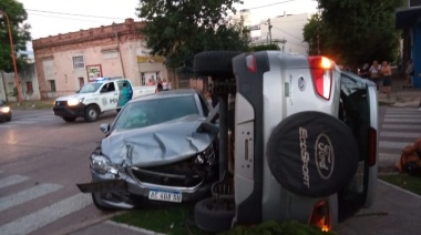 Espectacular choque y vuelco en el barrio Belgrano