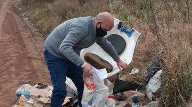 El intendente de Pehuajó revolvió la basura para hacer una denuncia