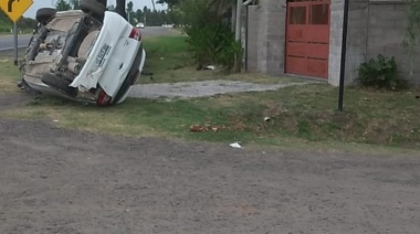 Camino al Balneario: volcó un auto al chocar contra un árbol