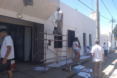 Jóvenes de La Cámpora pintaron la fachada de la Escuela 30