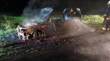 Se incendió por completo un auto en ruta 30