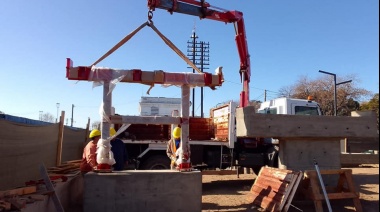 Avanza la construcción del puente peatonal sobre calle Rivadavia