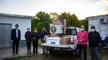 El intendente Ferraris entregó dos aires acondicionados a la Unidad Sanitaria de Juan B. Alberdi