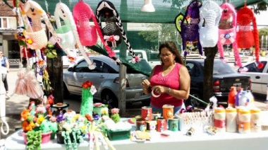Feria de Artesanos y Manualistas en la plaza Rivadavia de Lincoln