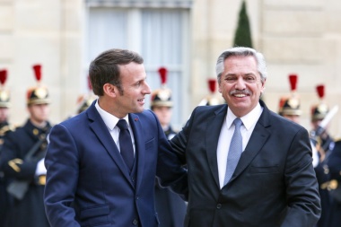 Se viralizó la consigna “No fueron 30 mil” tras la visita de Fernández a Francia