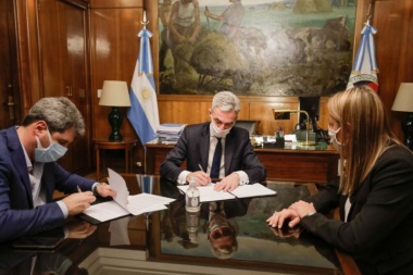 Meoni y Uñac firmaron convenio para congelar las tarifas del transporte público