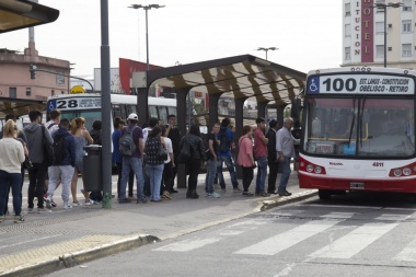 Se redujo a casi la mitad la cantidad de personas que usa transporte público en Capital