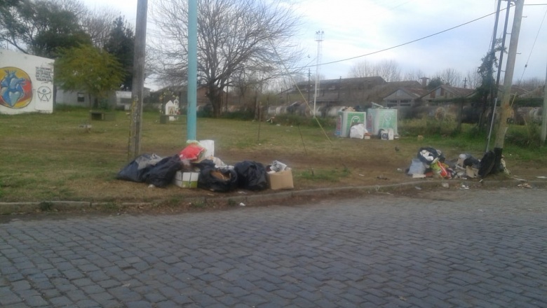 Reclaman por la basura acumulada en contenedores - Semanario de Junín