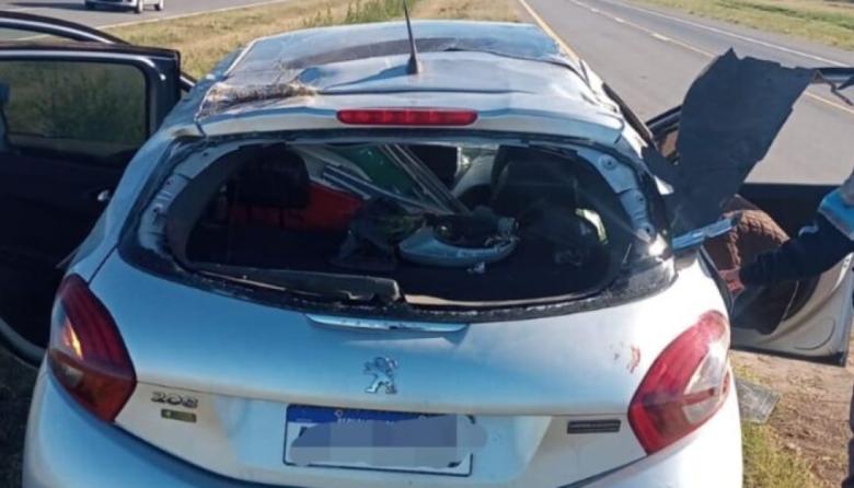 Un auto volcó en Ruta Nacional 7 en el tramo Junín- Chacabuco ...