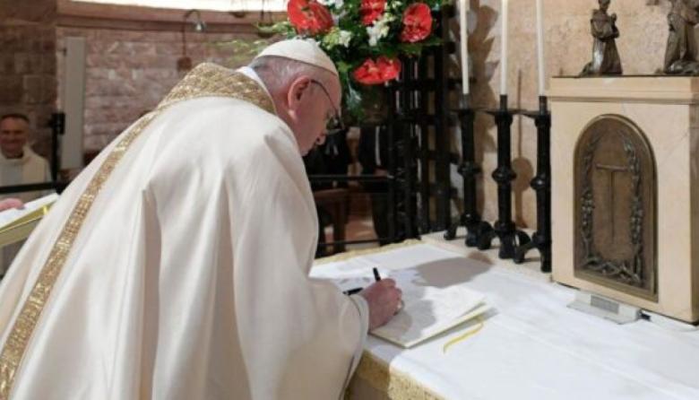 El papa Francisco se disculpó por haber hablado en forma peyorativa de los homosexuales