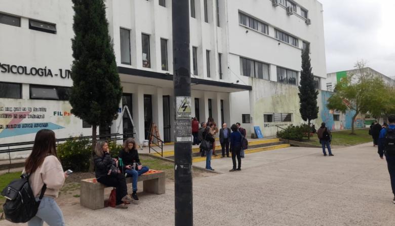 Conmoción en La Plata por la muerte de un alumno en la Facultad de Psicología