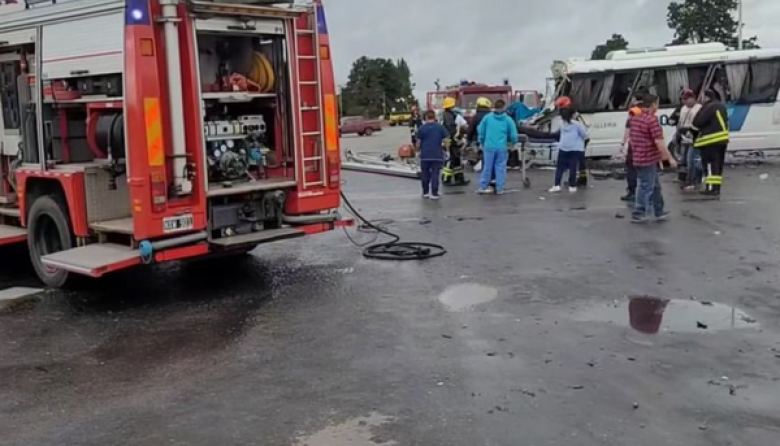 Choque entre un camión y una combi en ruta 7: 4 muertos y más de 15 ...