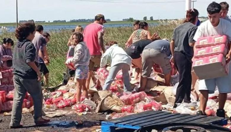 Volcó un camión que transportaba cerveza en ruta 226: Saquearon los packs