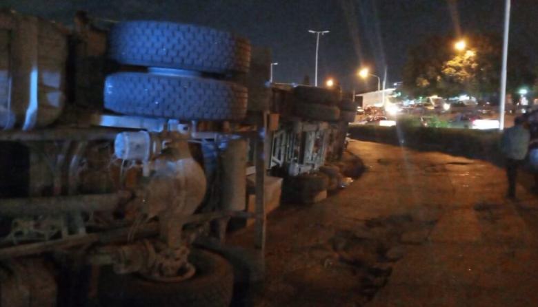 Campana: Volcó un camión con alimentos y los vecinos saquearon la carga