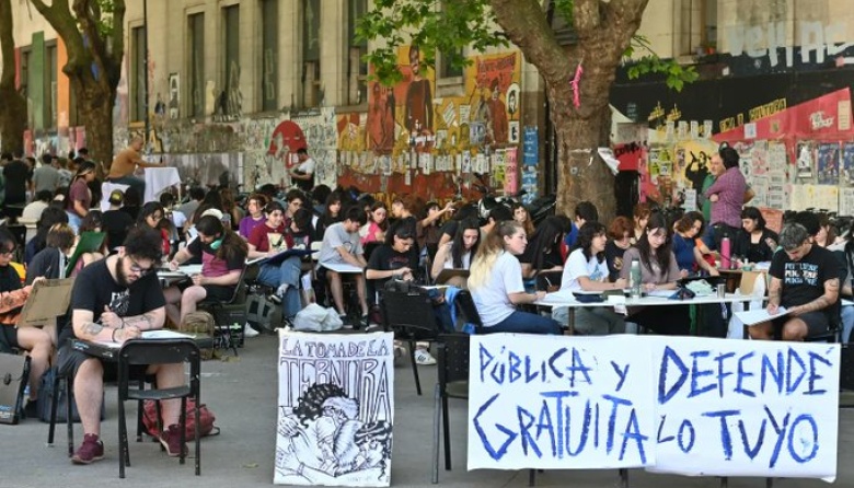 Docentes universitarios lanzan un paro nacional de 48 horas - Semanario ...