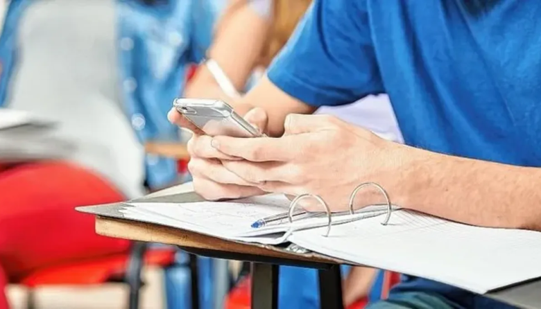 Prohibición de celulares en escuelas primarias: Avanza el proyecto en la Legislatura bonaerense