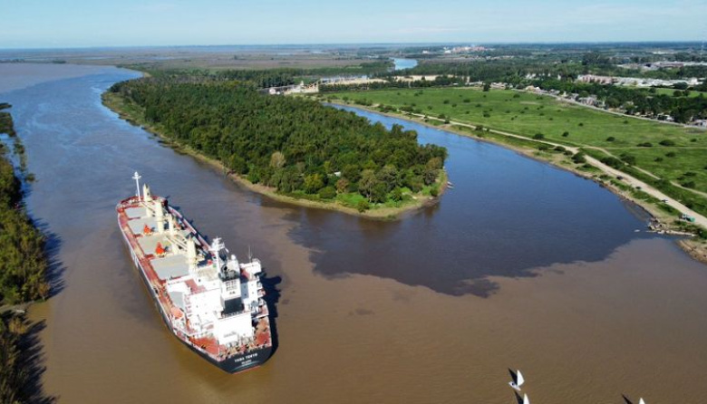 Barco varado paralizó el puerto de San Pedro