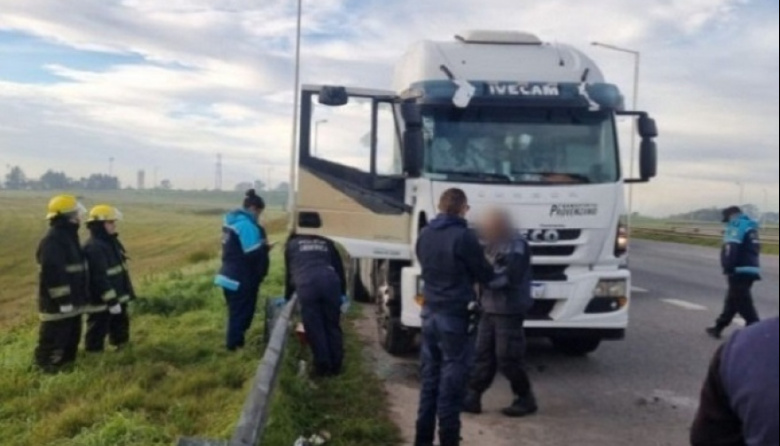 Encuentran a un hombre fallecido dentro de un camión