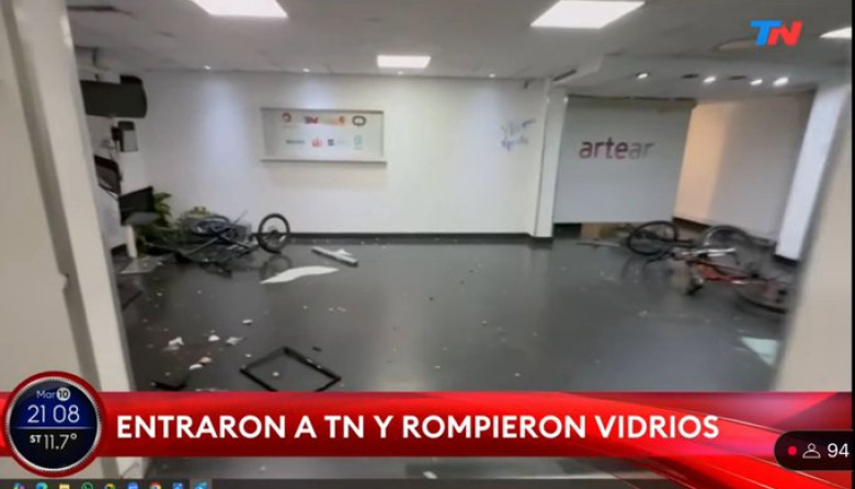 Tras el fallo contra Cristina, militantes kirchneristas destrozaron las instalaciones de TN