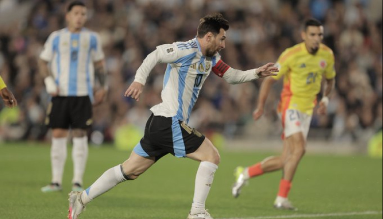 Con uno menos, Argentina rescató un empate ante Colombia en el Monumental