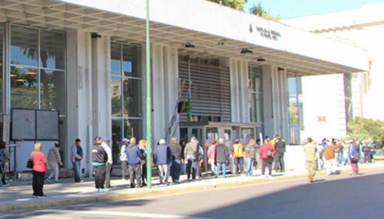 Los bancarios acordaron un aumento salarial en línea con la inflación y el básico supera $1.850.000