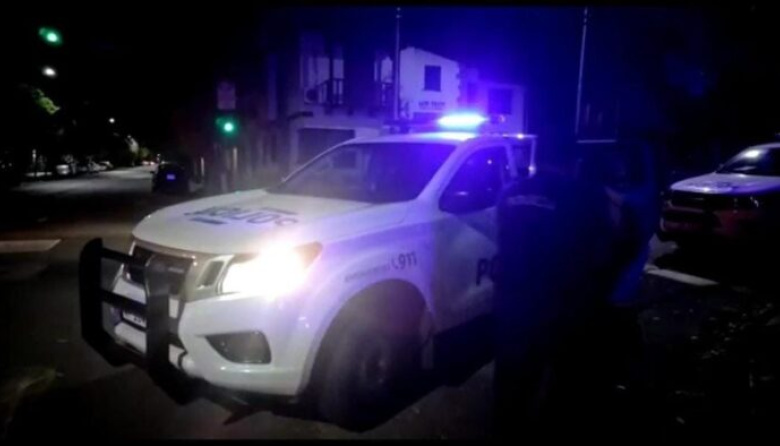 Un motociclista falleció degollado por un cable en la calle, atado entre dos árboles
