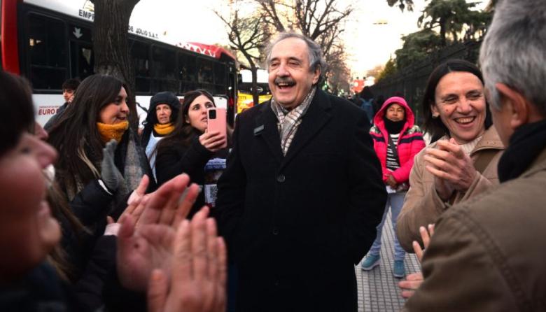 “La democracia no tiene deudas, las tenemos los políticos”